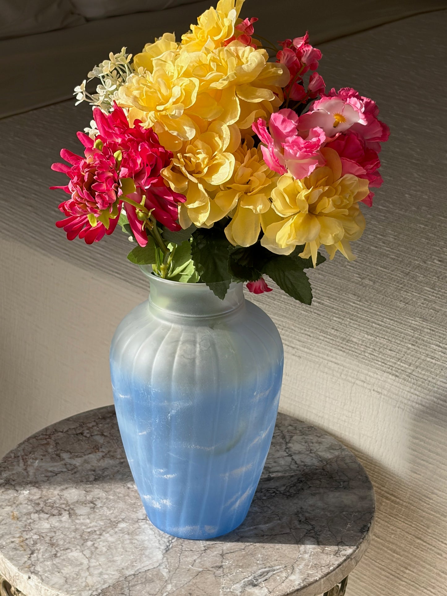 VASE BLEU CIEL CÔTELÉ | CÉRAMIQUE VINTAGE