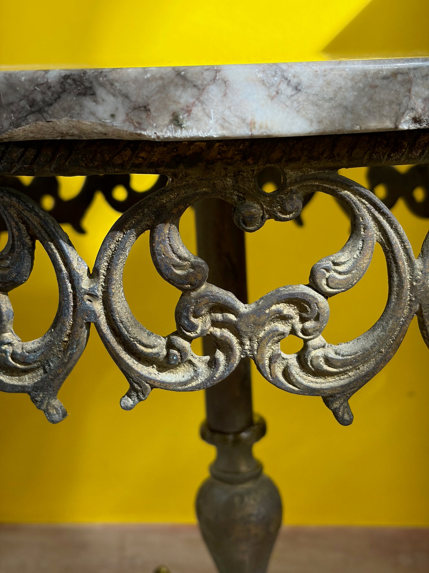 GUÉRIDON MARBRE & FONTE BAROQUE | VINTAGE