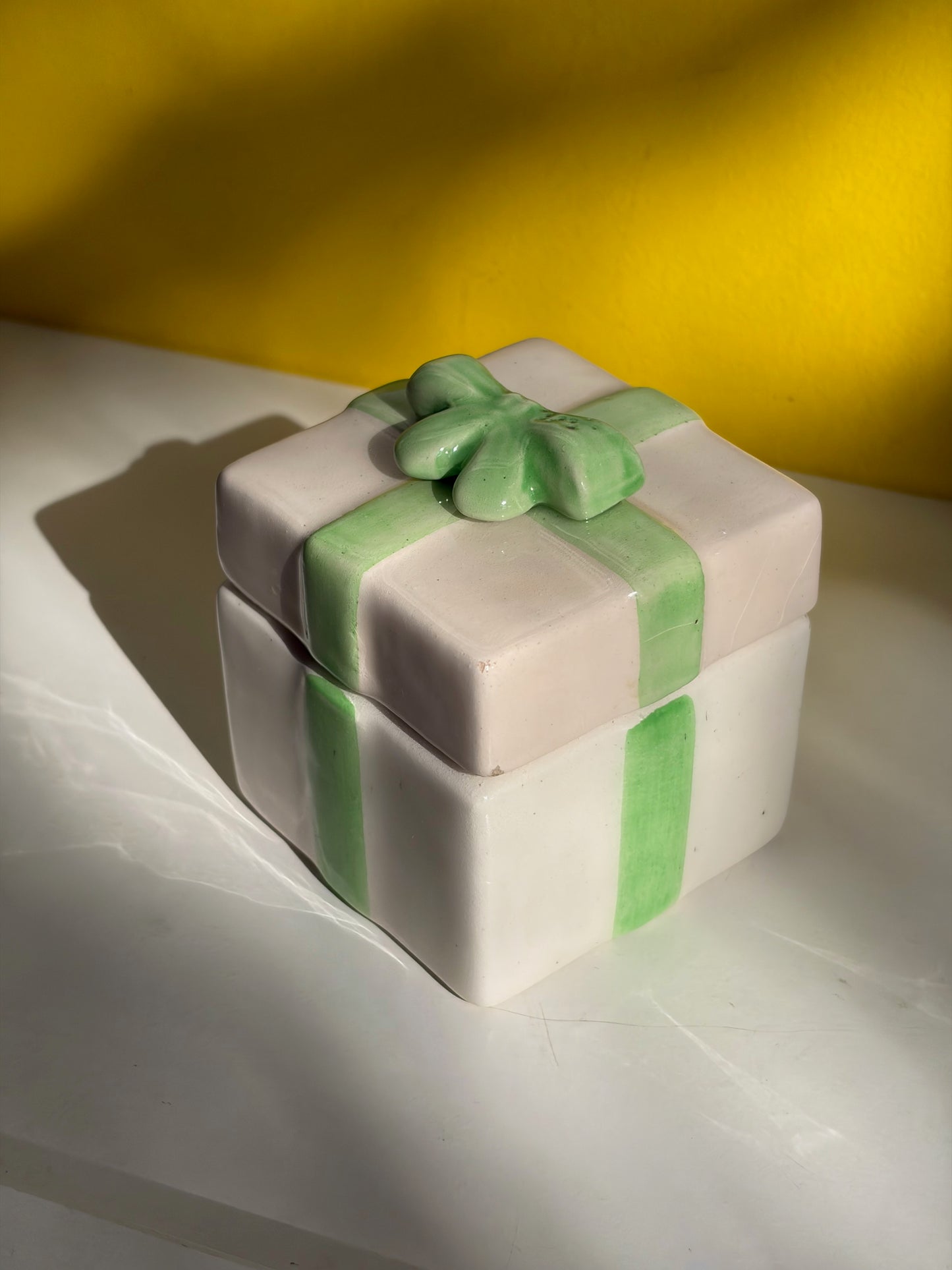 BOÎTE CÉRAMIQUE PAQUET CADEAU BLANC & VERT