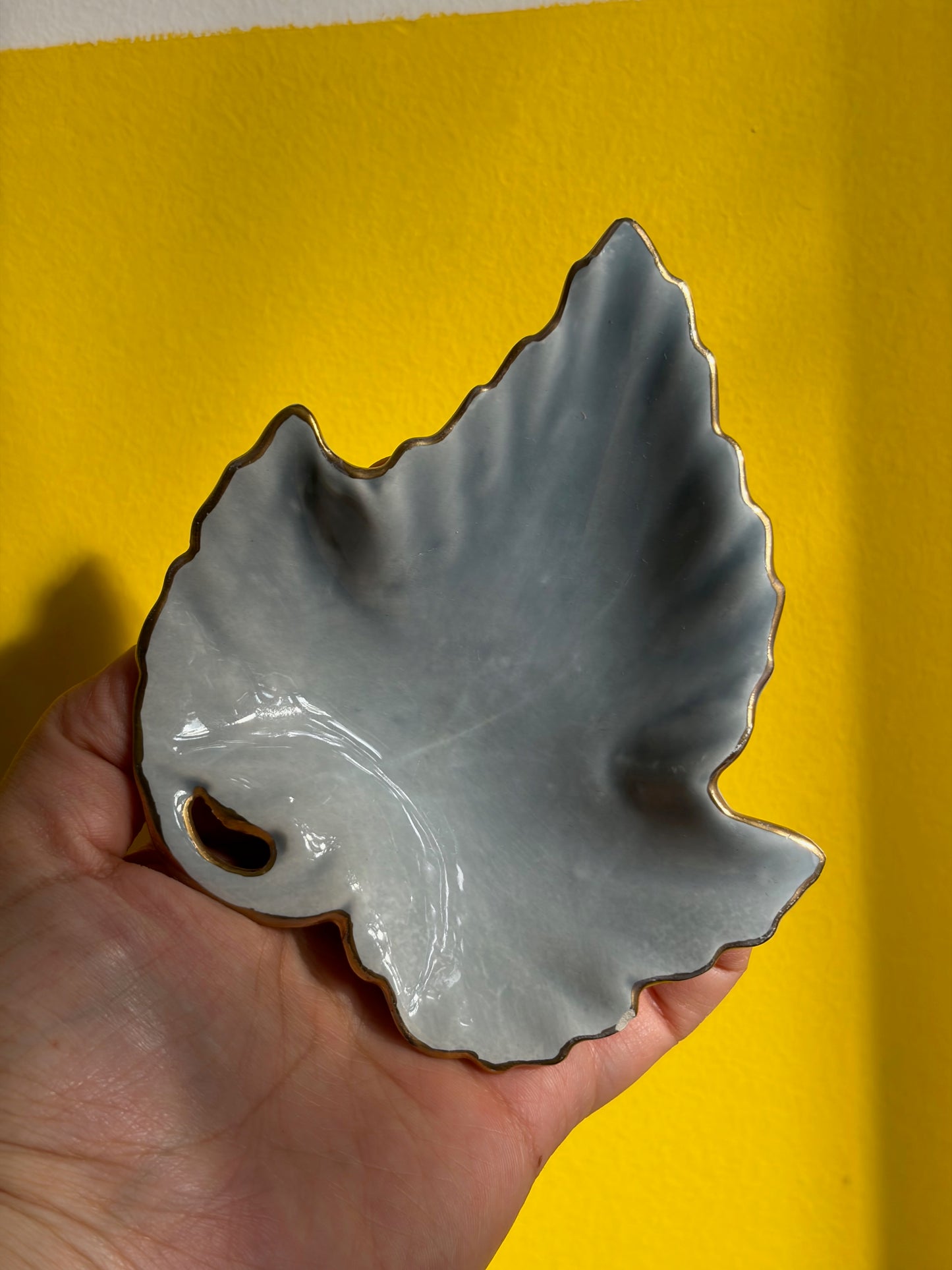 VIDE-POCHE FEUILLE PORCELAINE BLEU-GRIS OR ZECCHINO 🍃🩵