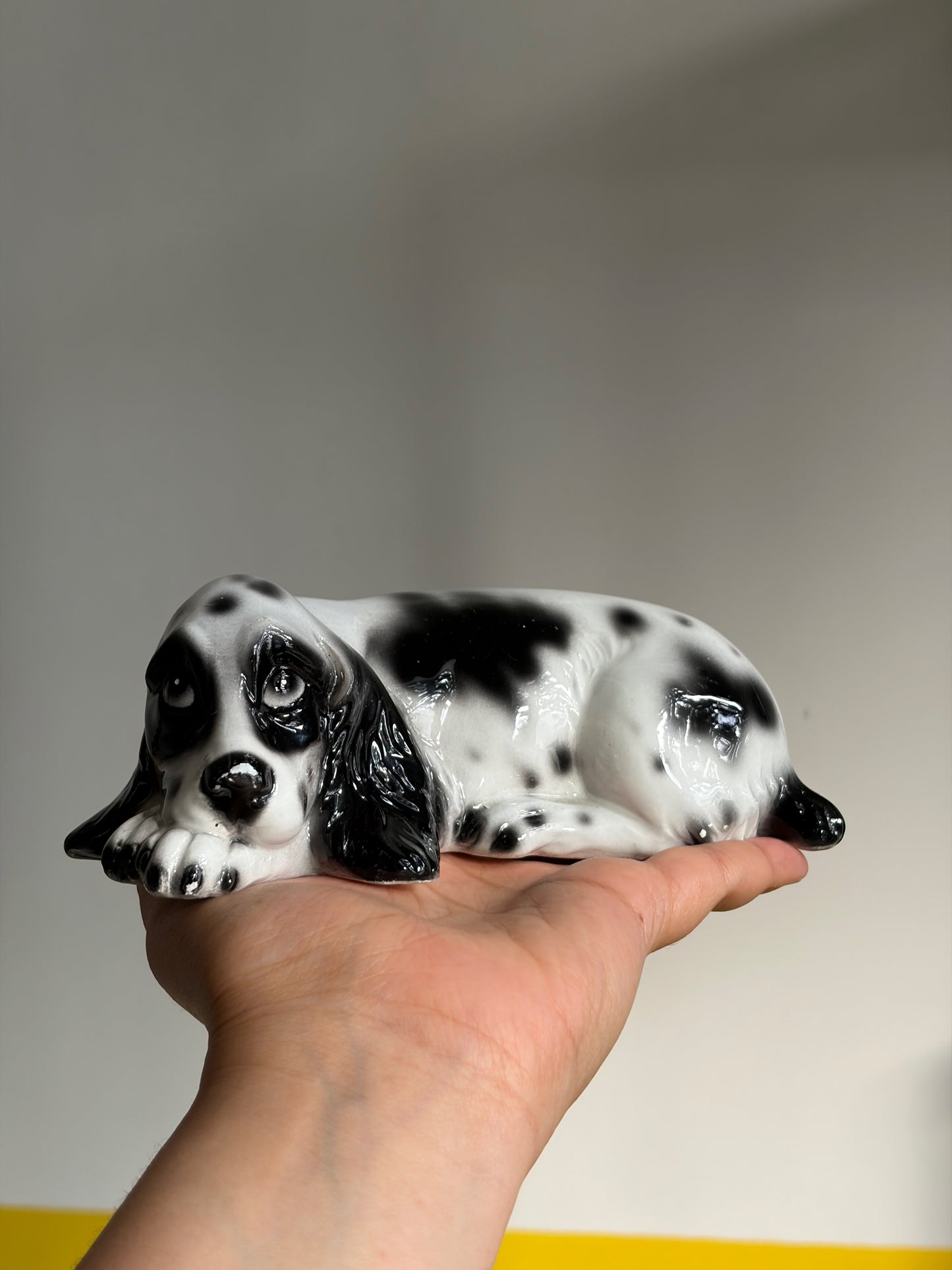 FIGURINE CHIEN COUCHÉ PORCELAINE NOIR & BLANC 🐾🖤