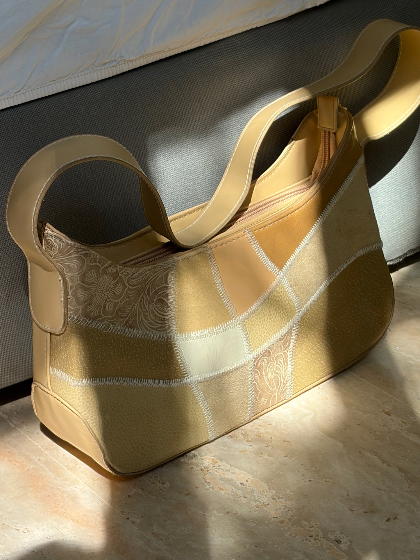 SAC BAGUETTE PATCHWORK CUIR BEIGE DORÉ MOTIFS REPOUSSÉS