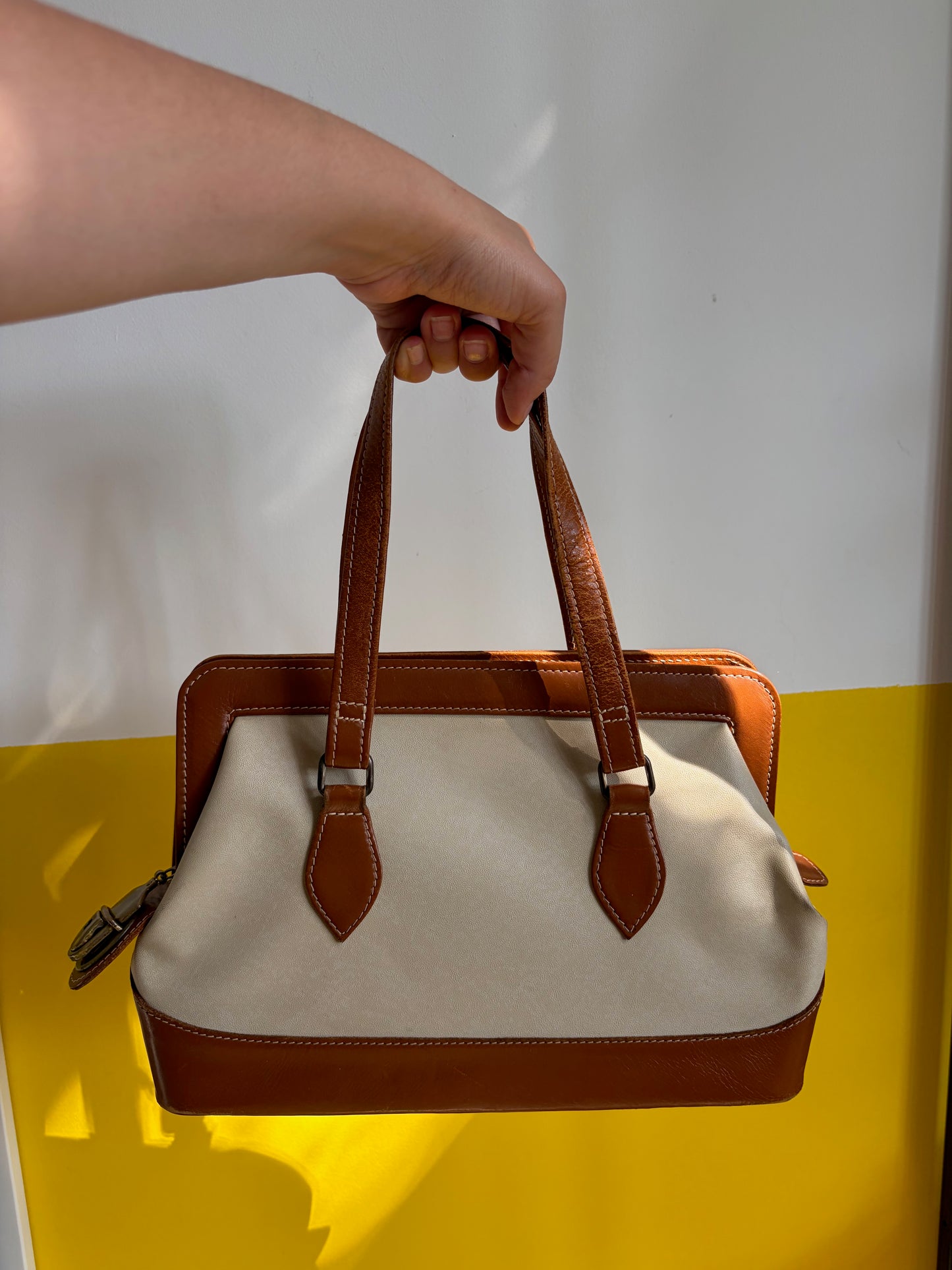 SAC RIGIDE TOILE ÉCRUE & CUIR CAMEL SERRURE LAITON