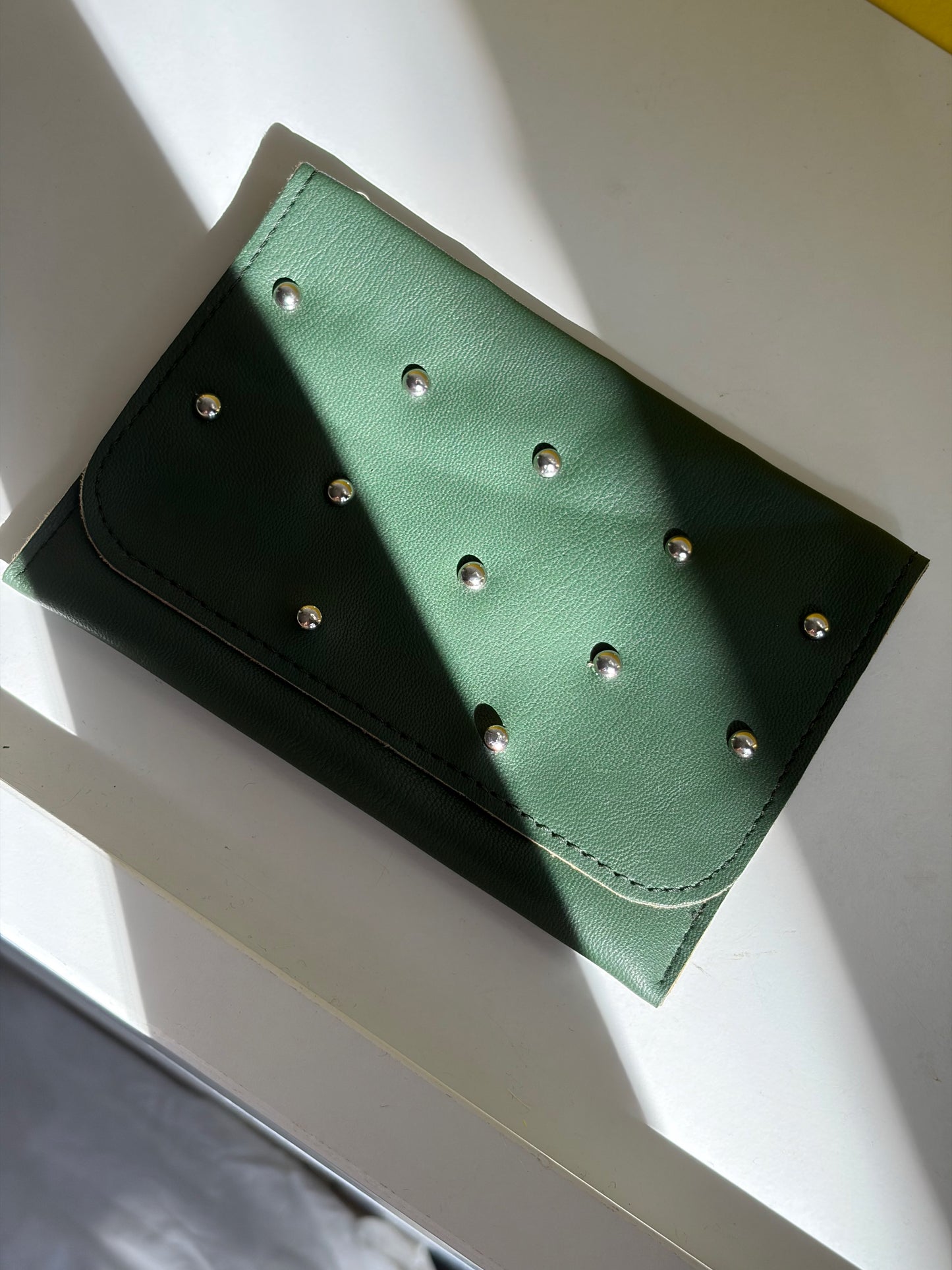 CLUTCH CUIR VERT BICOLORE CLOUS ARGENTÉS 💚
