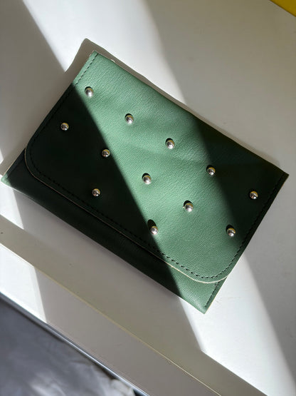 CLUTCH CUIR VERT BICOLORE CLOUS ARGENTÉS 💚