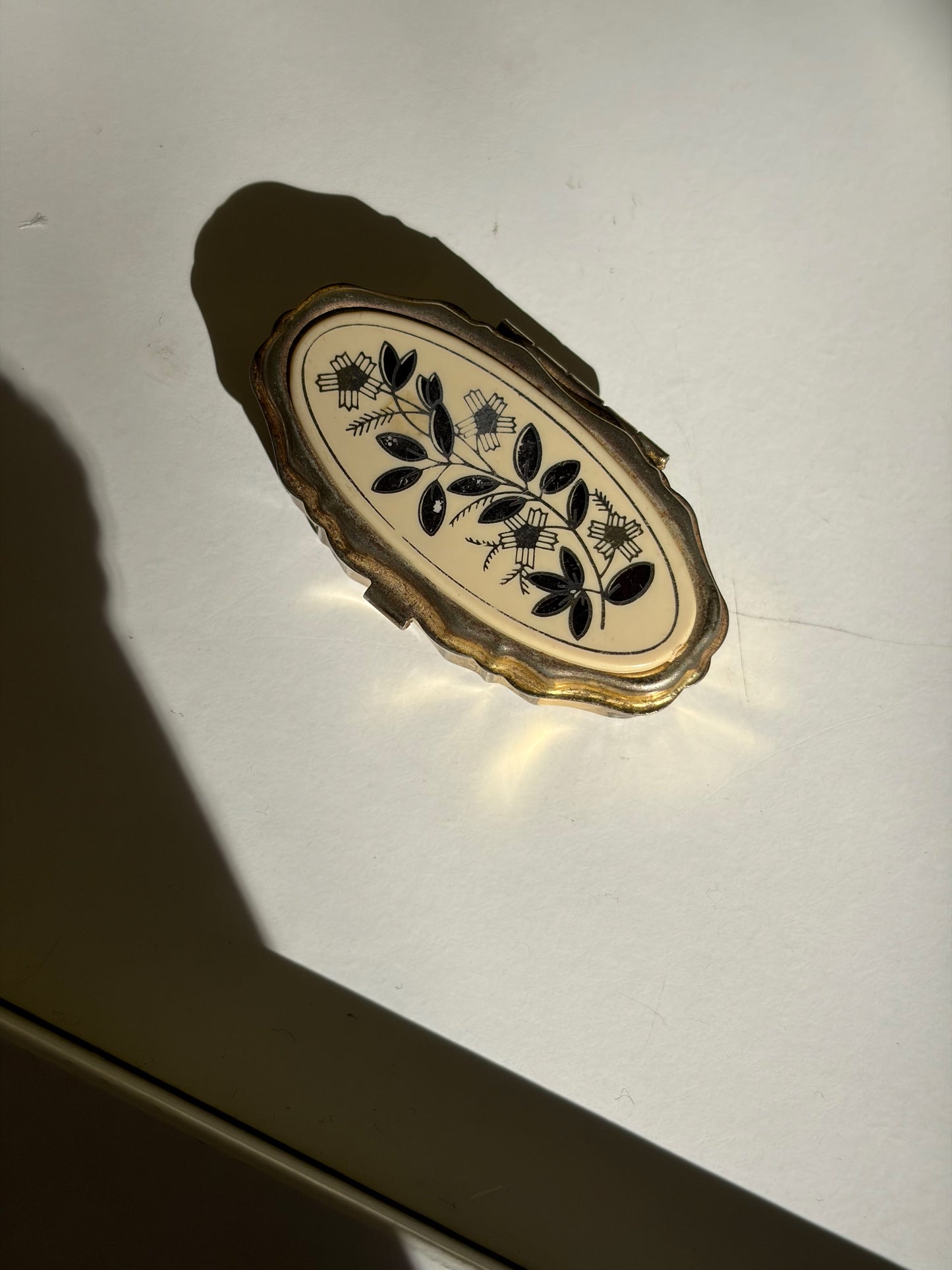 PETITE BOÎTE À BIJOUX OVALE LAQUE NOIRE ET OR | VINTAGE