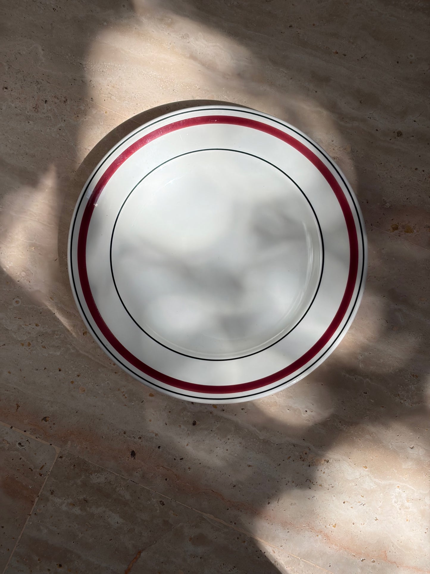 ASSIETTE PORCELAINE BLANCHE BANDE BORDEAUX