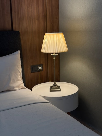 LAMPE LAITON ABAT-JOUR PLISSÉ 🏛️