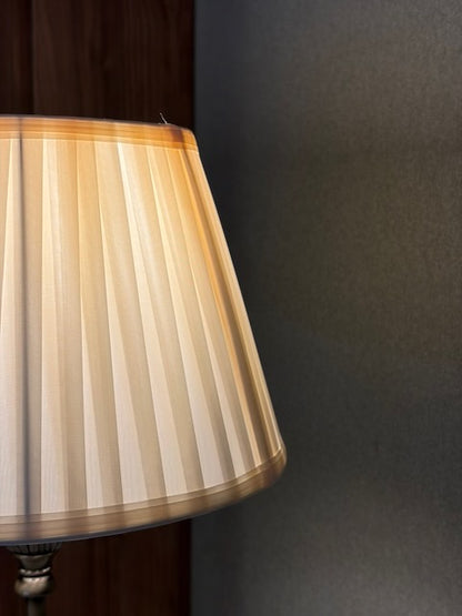 LAMPE LAITON ABAT-JOUR PLISSÉ 🏛️