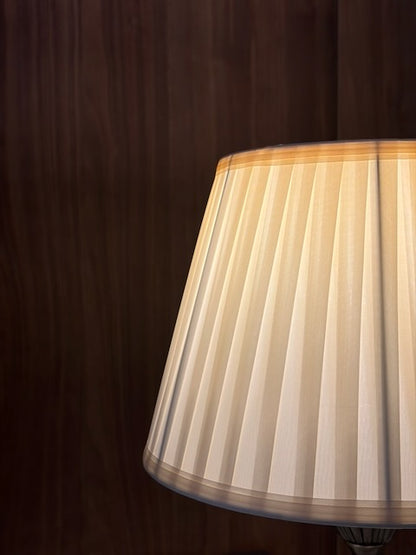 LAMPE LAITON ABAT-JOUR PLISSÉ 🏛️