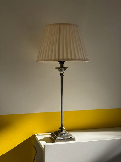 LAMPE LAITON ABAT-JOUR PLISSÉ 🏛️