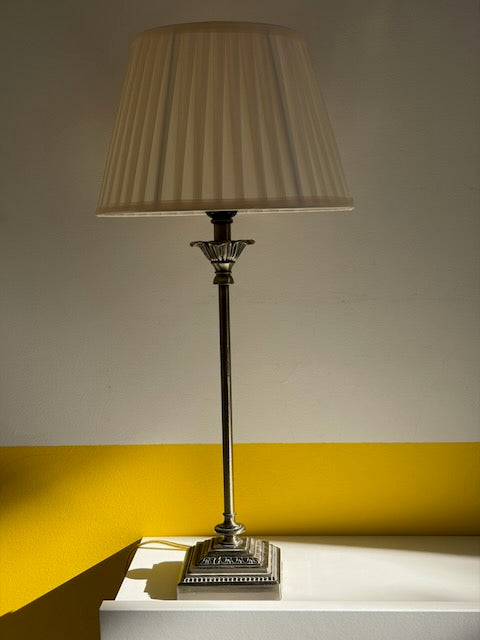 LAMPE LAITON ABAT-JOUR PLISSÉ 🏛️