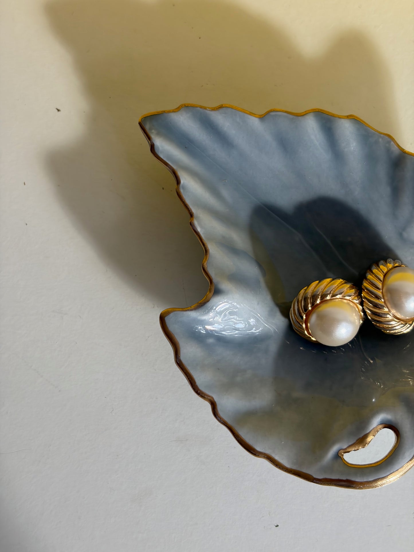 VIDE-POCHE FEUILLE PORCELAINE BLEU-GRIS OR ZECCHINO 🍃🩵