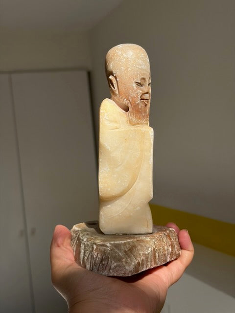 FIGURINE SAGE EN PIERRE SCULPTÉE VINTAGE 🗿