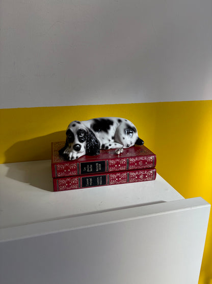 FIGURINE CHIEN COUCHÉ PORCELAINE NOIR & BLANC 🐾🖤