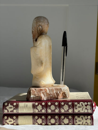 FIGURINE SAGE EN PIERRE SCULPTÉE VINTAGE 🗿