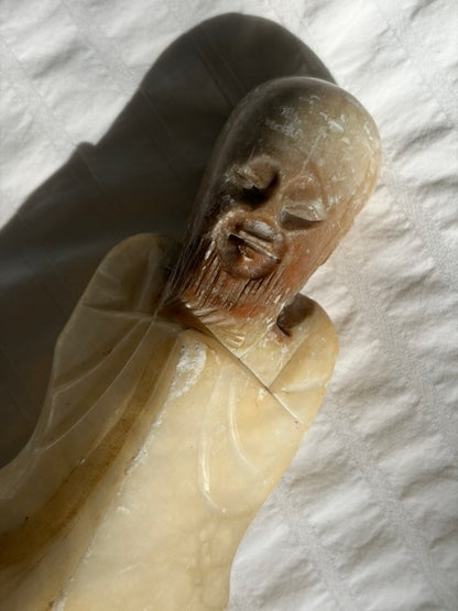 FIGURINE SAGE EN PIERRE SCULPTÉE VINTAGE 🗿