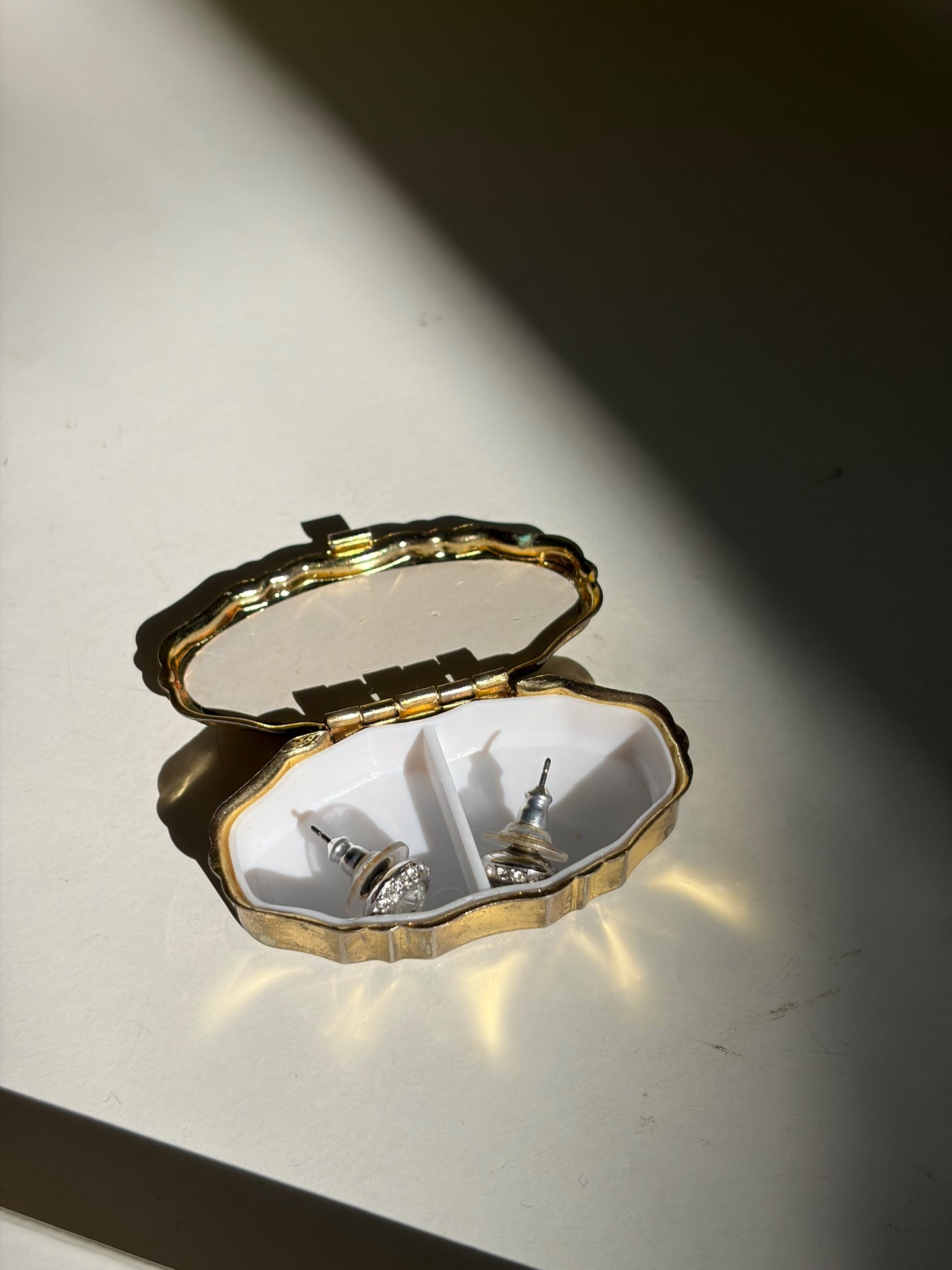 PETITE BOÎTE À BIJOUX OVALE LAQUE NOIRE ET OR | VINTAGE
