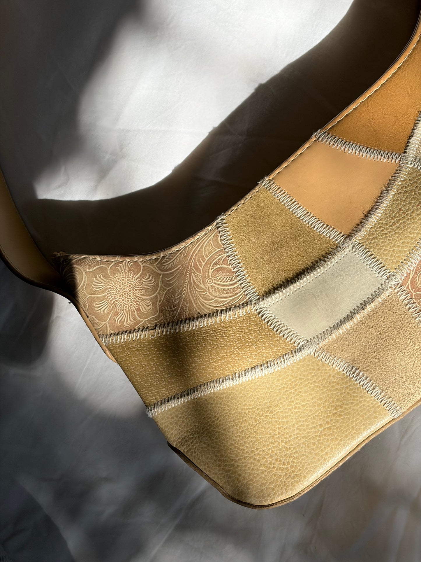 SAC BAGUETTE PATCHWORK CUIR BEIGE DORÉ MOTIFS REPOUSSÉS