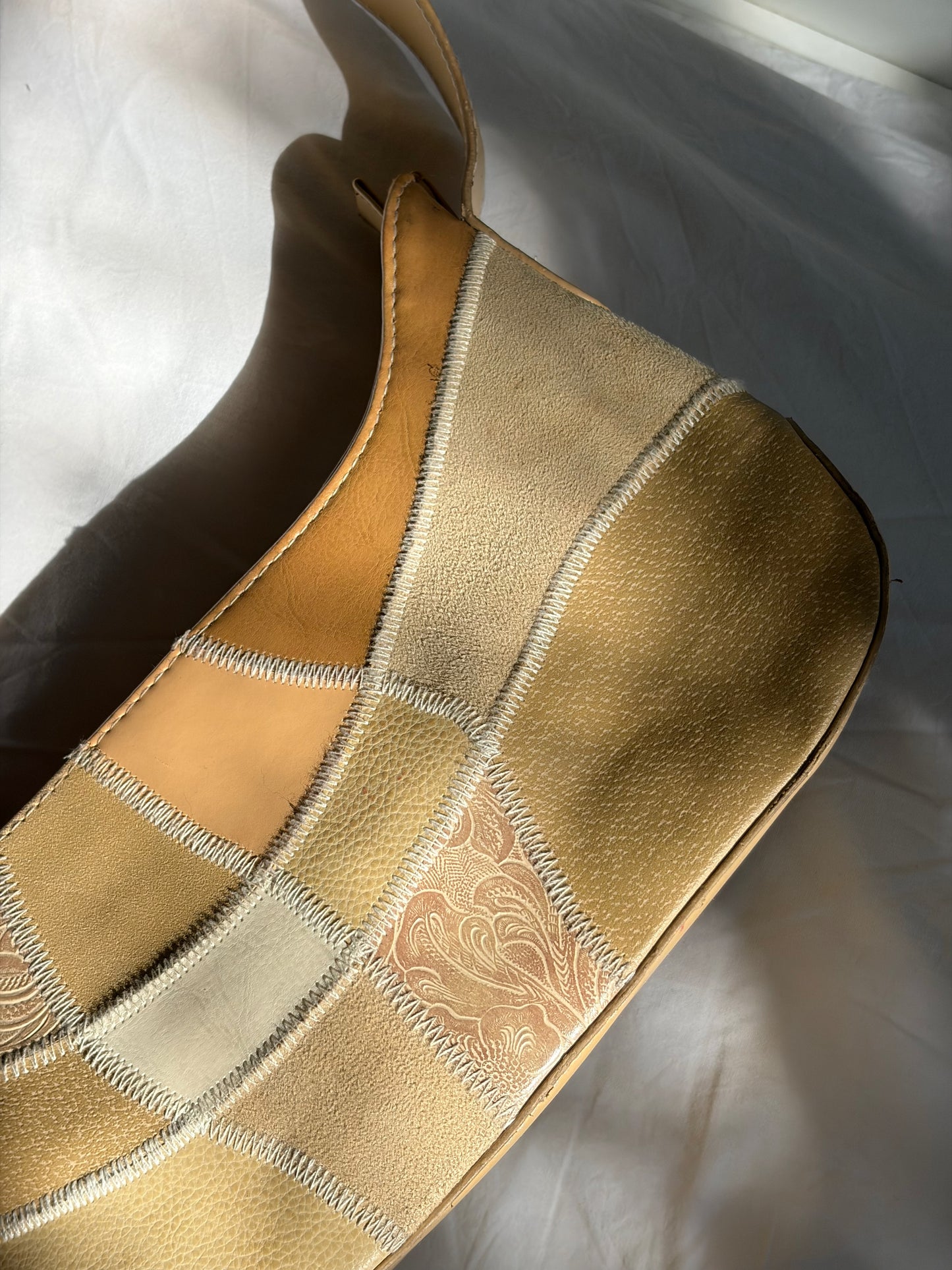 SAC BAGUETTE PATCHWORK CUIR BEIGE DORÉ MOTIFS REPOUSSÉS