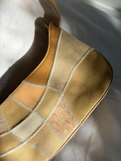 SAC BAGUETTE PATCHWORK CUIR BEIGE DORÉ MOTIFS REPOUSSÉS
