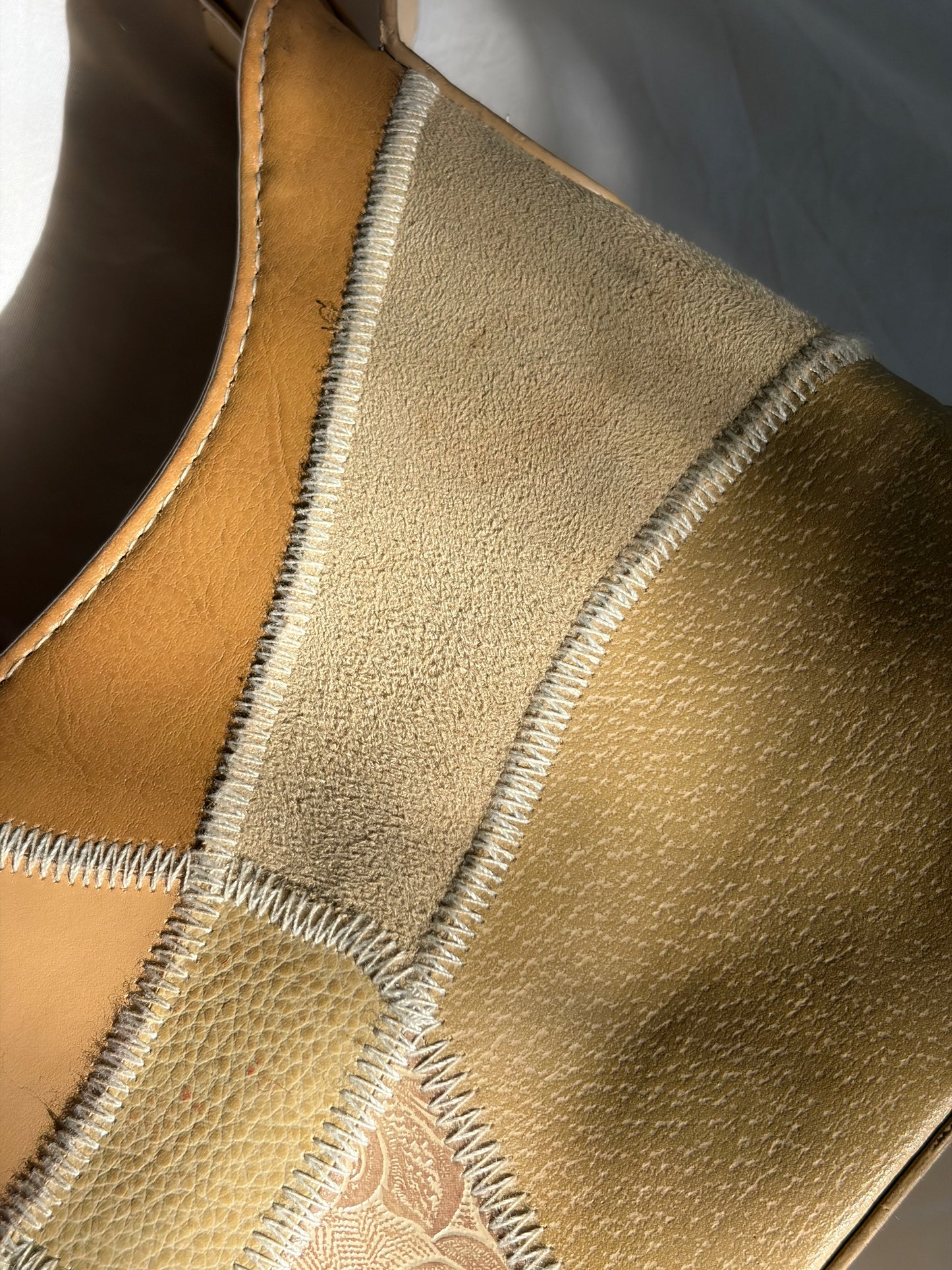 SAC BAGUETTE PATCHWORK CUIR BEIGE DORÉ MOTIFS REPOUSSÉS