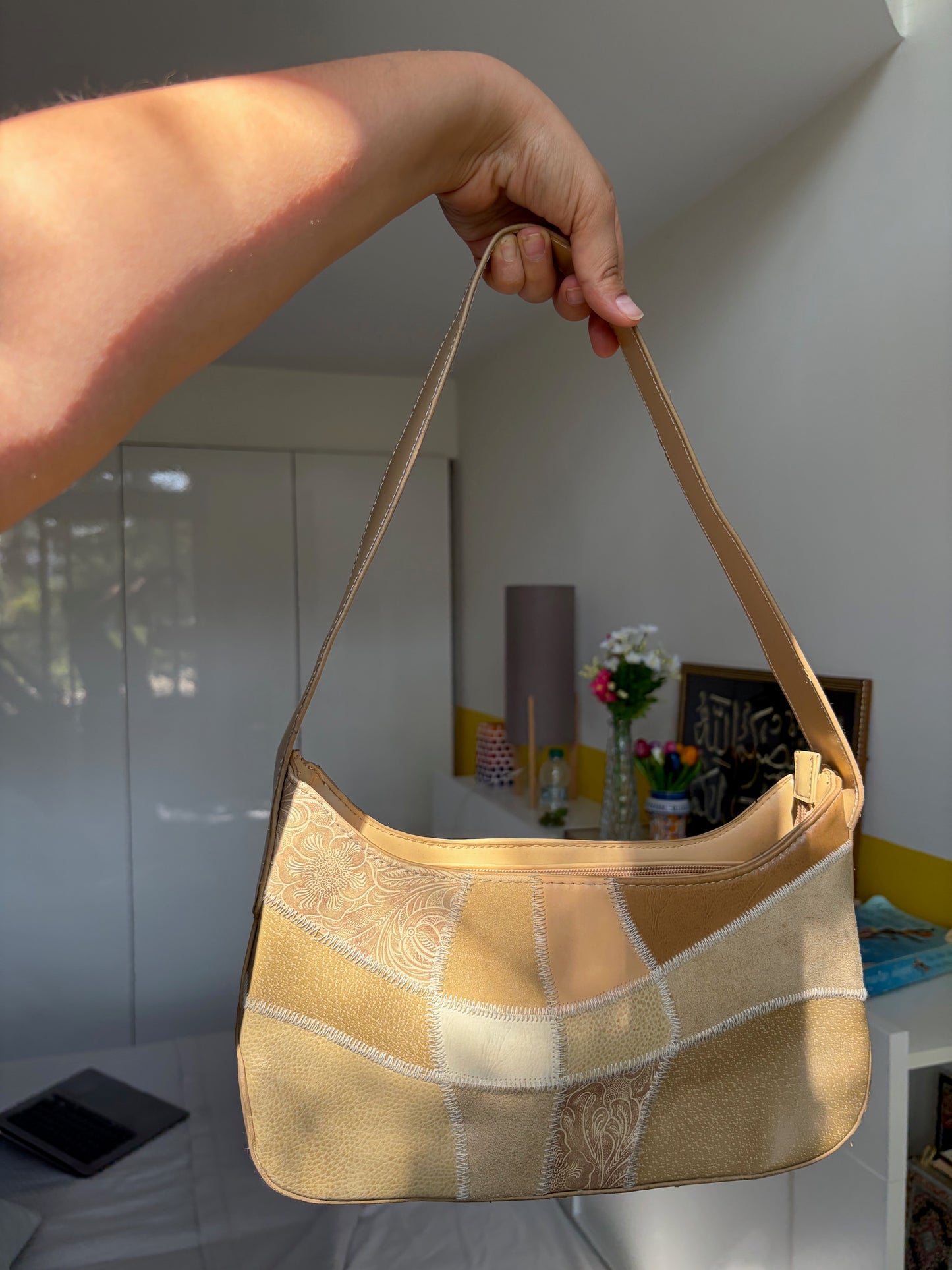 SAC BAGUETTE PATCHWORK CUIR BEIGE DORÉ MOTIFS REPOUSSÉS