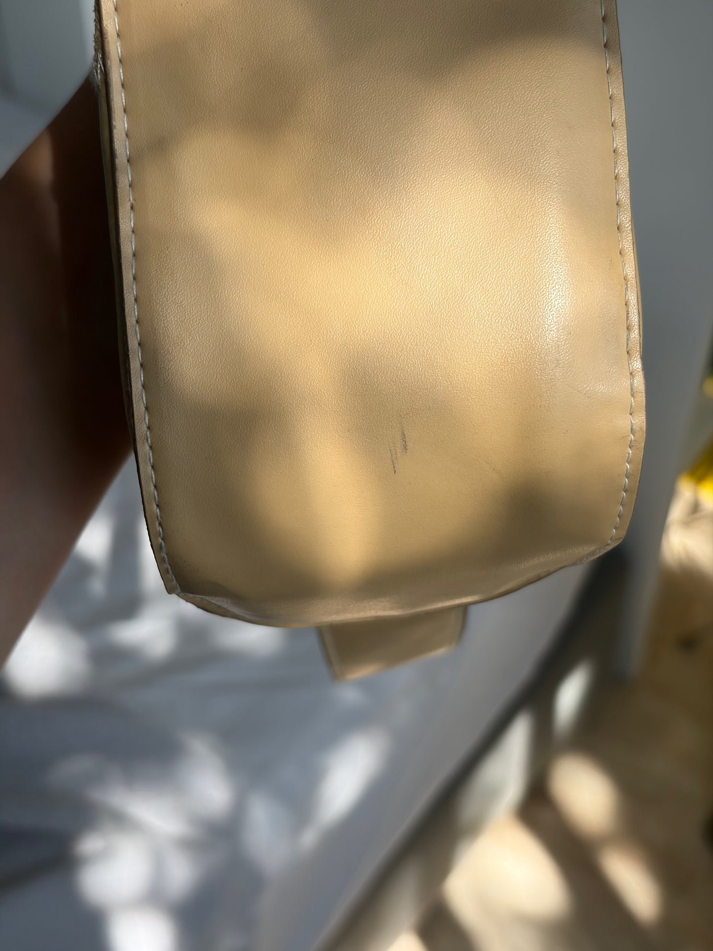 SAC BAGUETTE PATCHWORK CUIR BEIGE DORÉ MOTIFS REPOUSSÉS