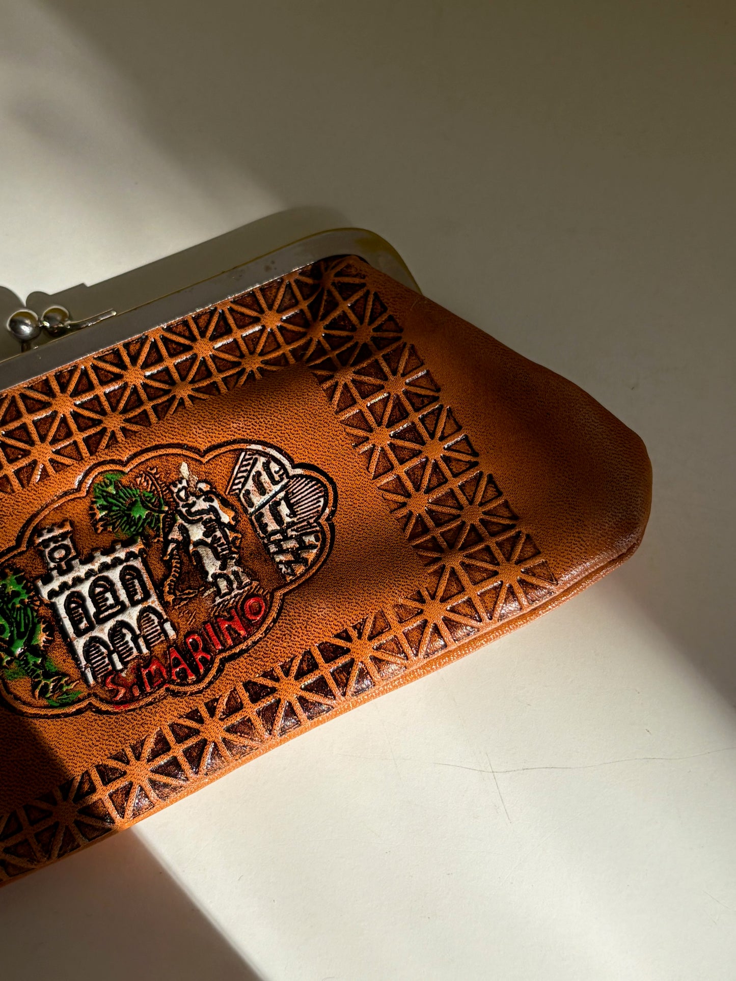 POCHETTE CUIR CARAMEL GRAVÉE SAN MARINO FERMOIR ARGENT 🧡