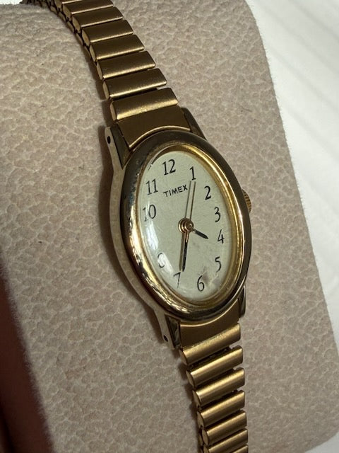 MONTRE EXTENSIBLE: TIMEX BRACELET DORÉ VINTAGE