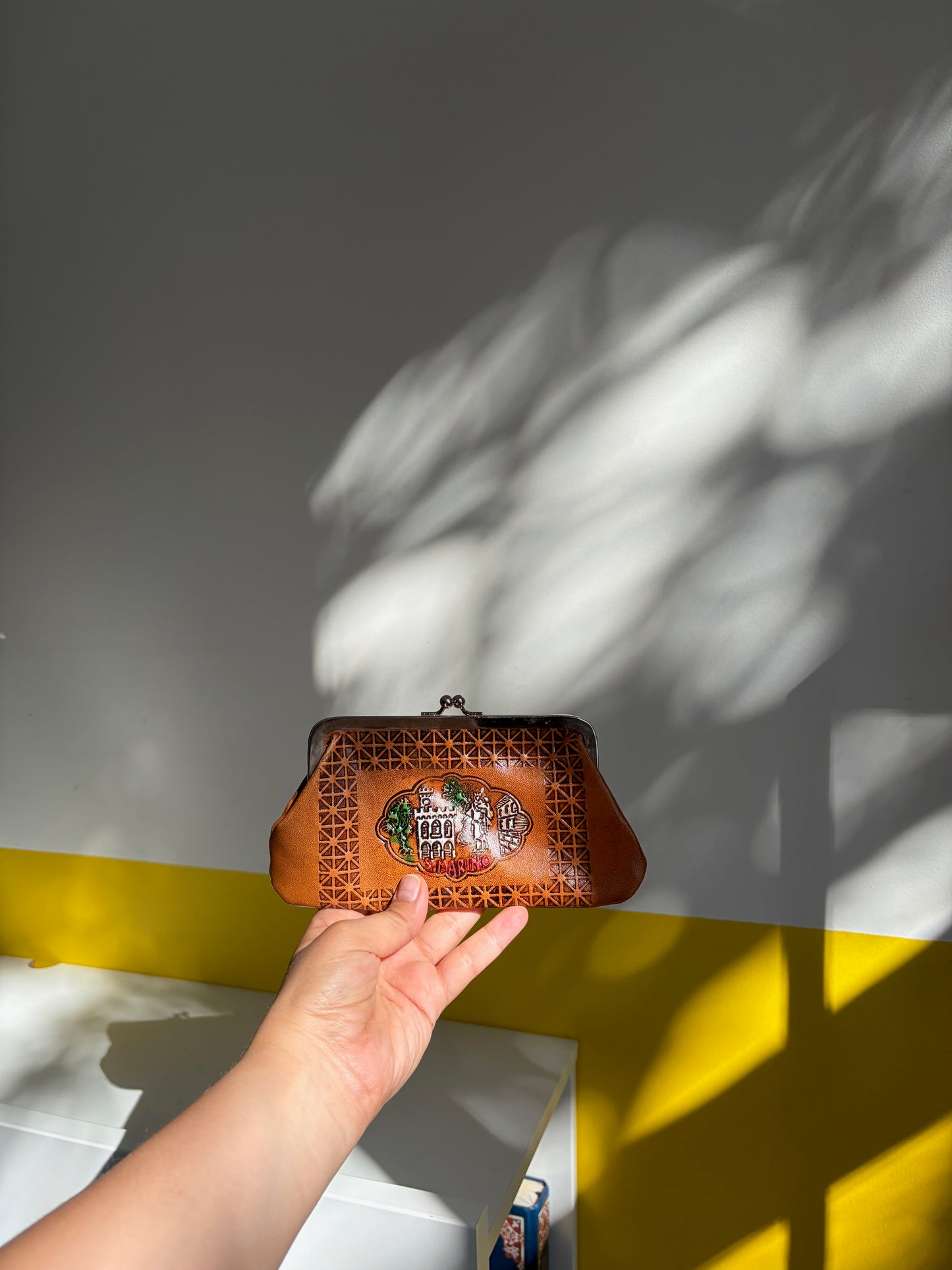 POCHETTE CUIR CARAMEL GRAVÉE SAN MARINO FERMOIR ARGENT 🧡