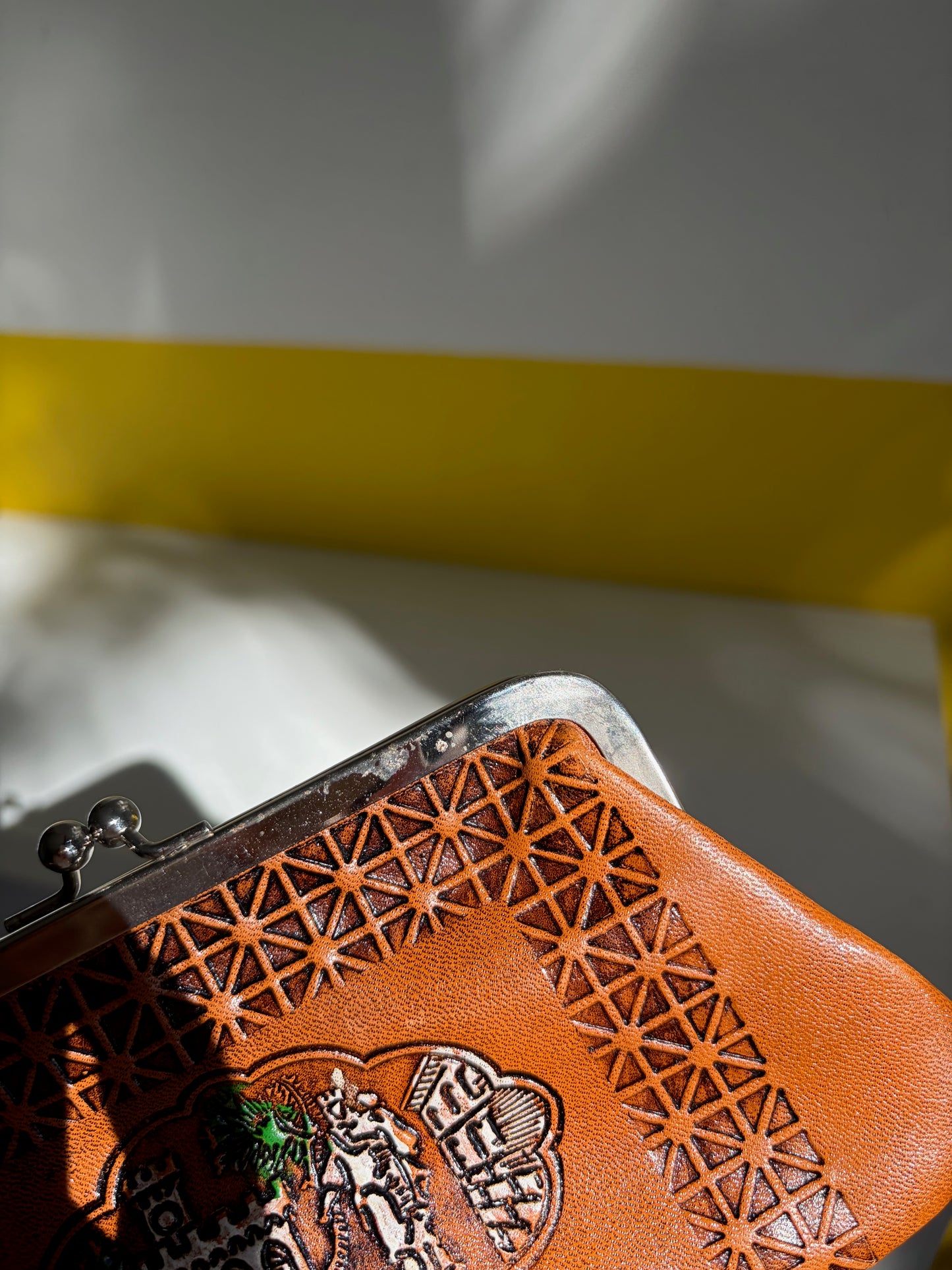POCHETTE CUIR CARAMEL GRAVÉE SAN MARINO FERMOIR ARGENT 🧡