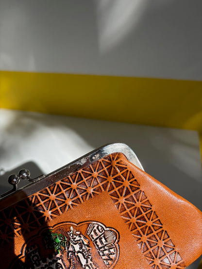 POCHETTE CUIR CARAMEL GRAVÉE SAN MARINO FERMOIR ARGENT 🧡