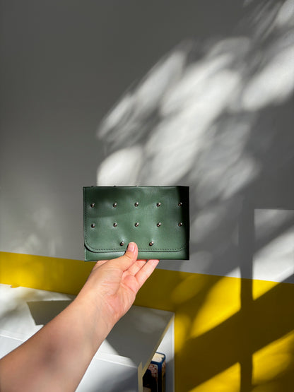 CLUTCH CUIR VERT BICOLORE CLOUS ARGENTÉS 💚