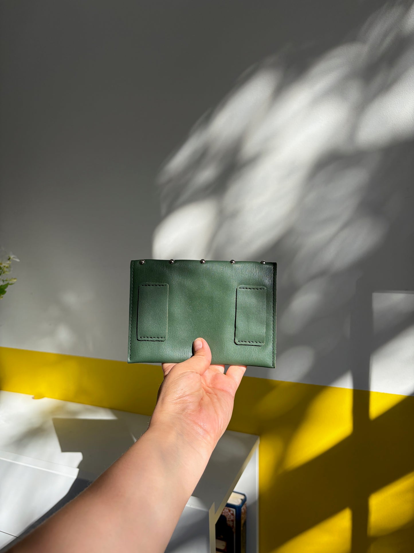 CLUTCH CUIR VERT BICOLORE CLOUS ARGENTÉS 💚