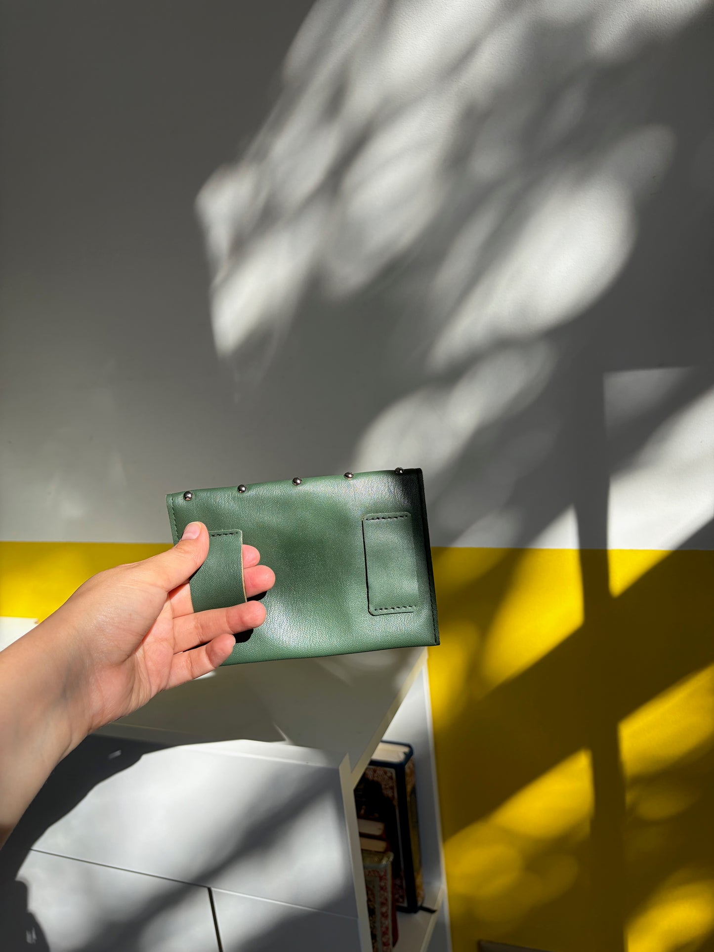 CLUTCH CUIR VERT BICOLORE CLOUS ARGENTÉS 💚