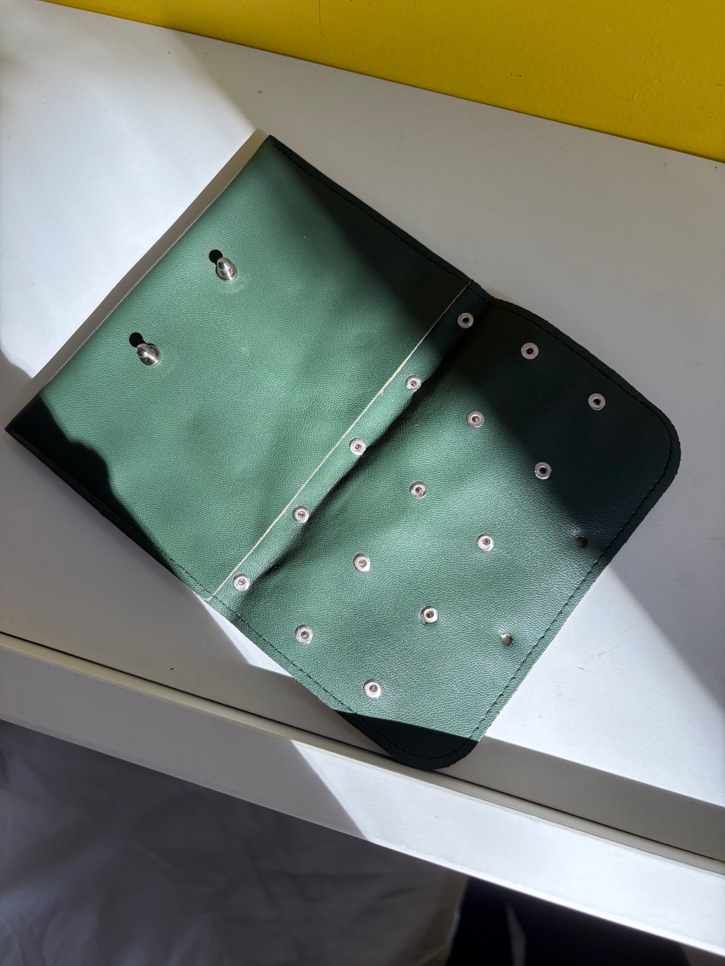 CLUTCH CUIR VERT BICOLORE CLOUS ARGENTÉS 💚
