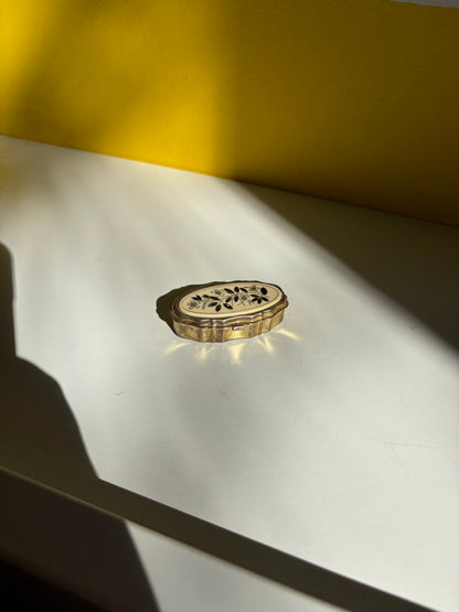PETITE BOÎTE À BIJOUX OVALE LAQUE NOIRE ET OR | VINTAGE
