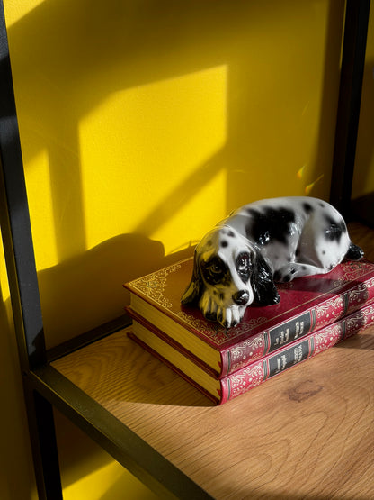 FIGURINE CHIEN COUCHÉ PORCELAINE NOIR & BLANC 🐾🖤