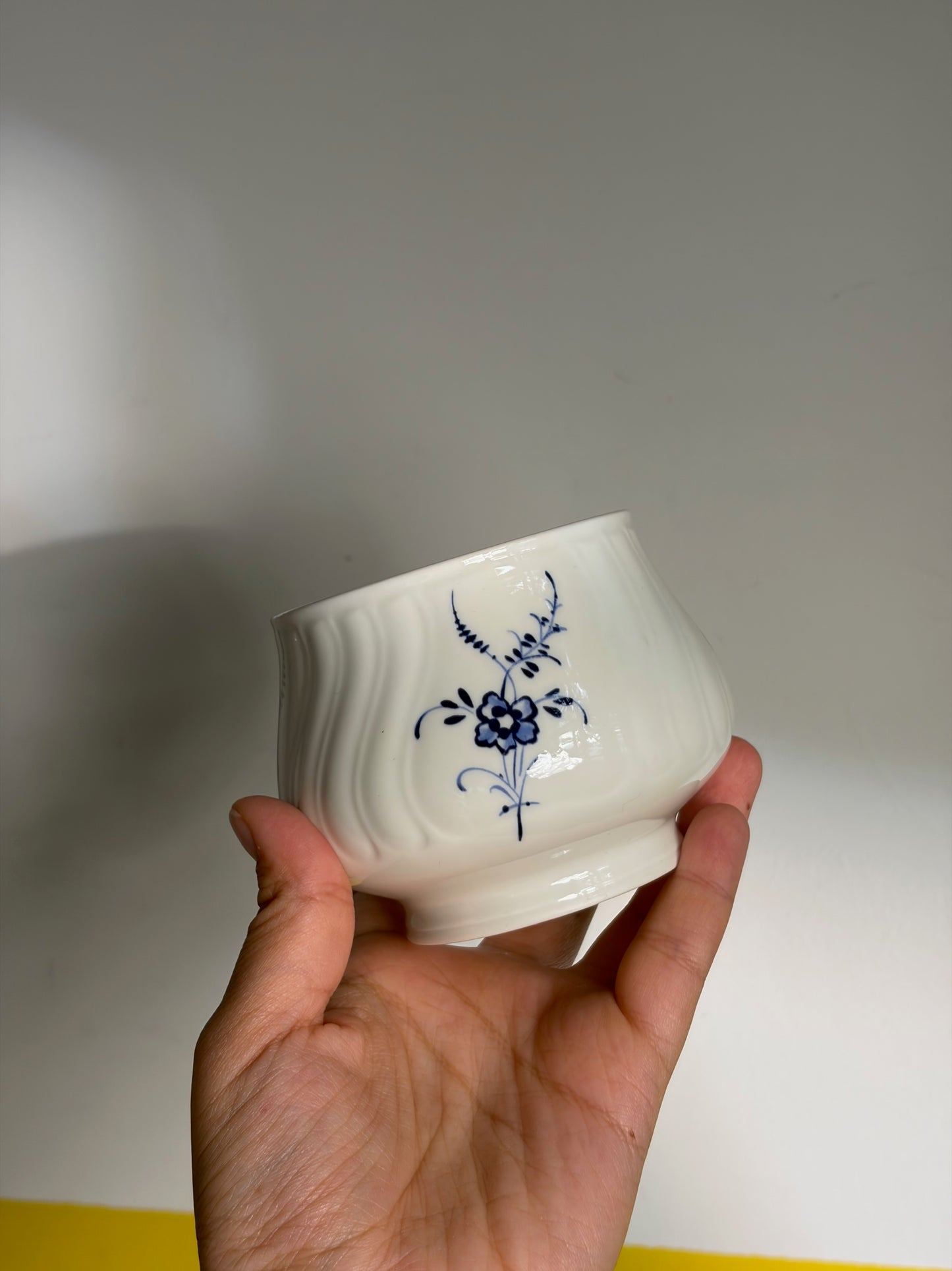 SUCRIER PORCELAINE BLANCHE FLEURS BLEUES STYLE MEISSEN