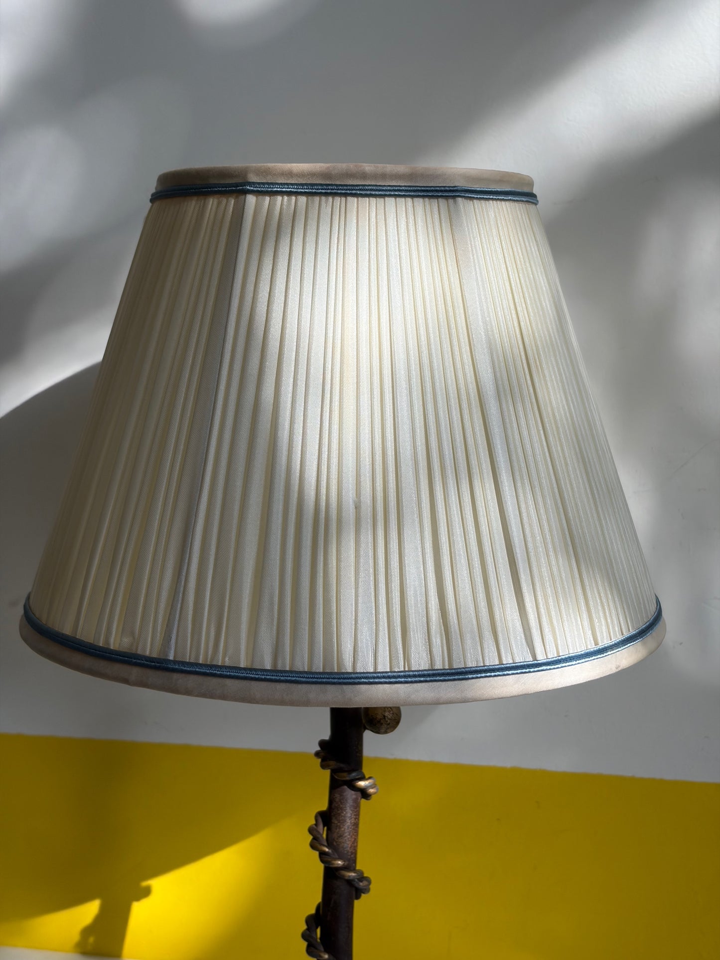 LAMPE DE TABLE FER TORSADÉ ABAT-JOUR PLISSÉ | VINTAGE