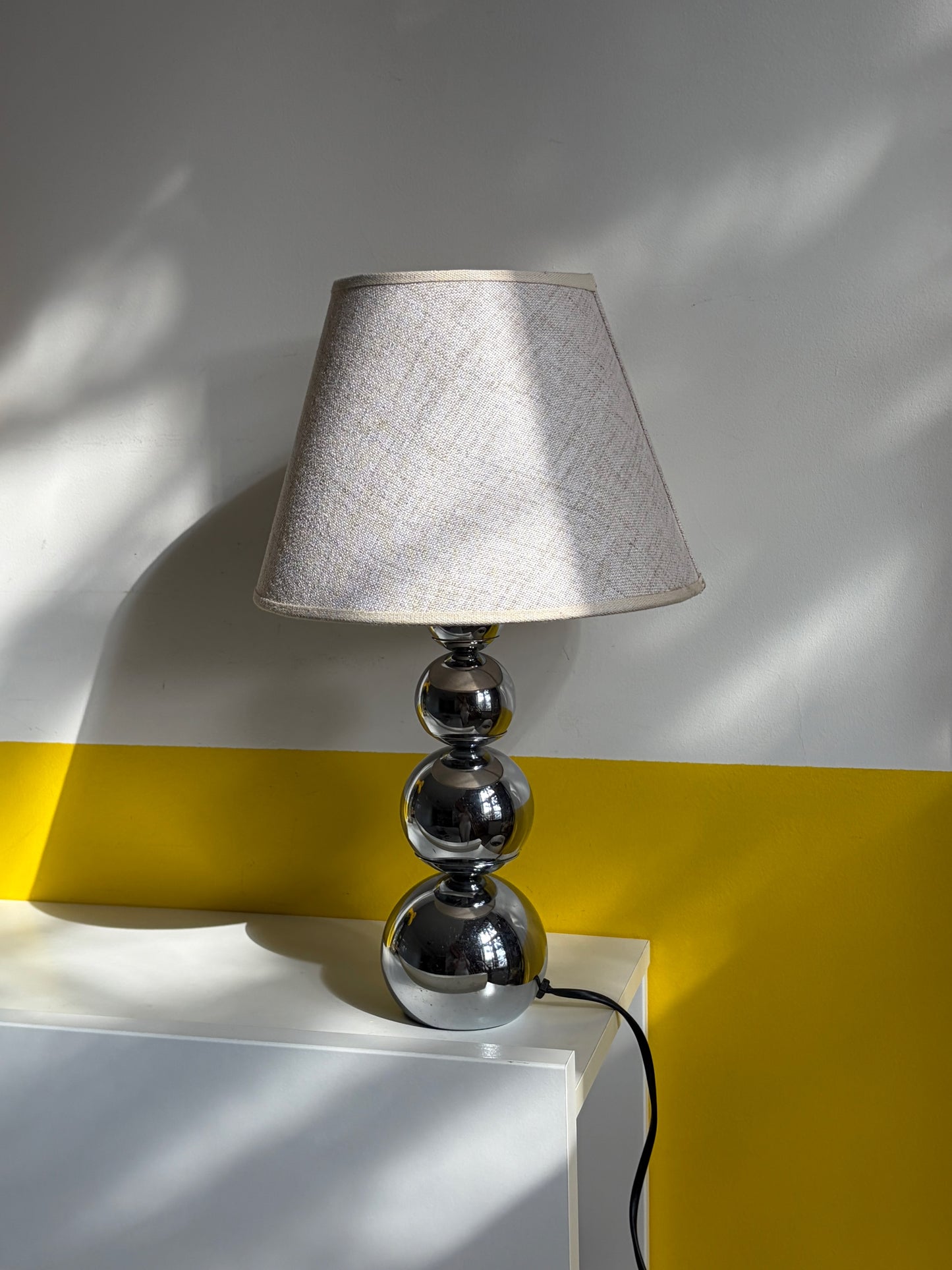 LAMPE DE TABLE CHROME TRIPLE SPHÈRE ABAT-JOUR LIN | VINTAGE