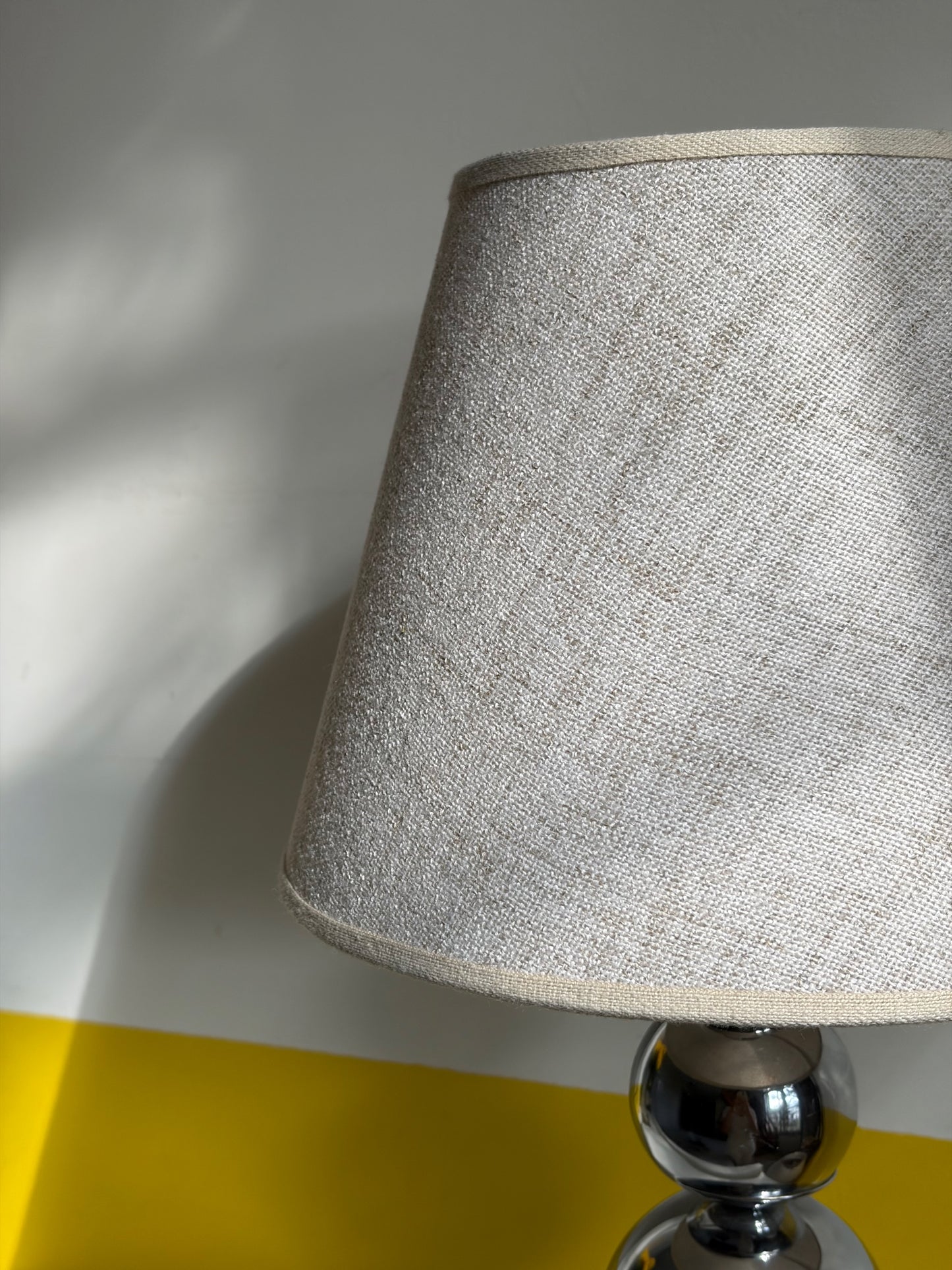 LAMPE DE TABLE CHROME TRIPLE SPHÈRE ABAT-JOUR LIN | VINTAGE