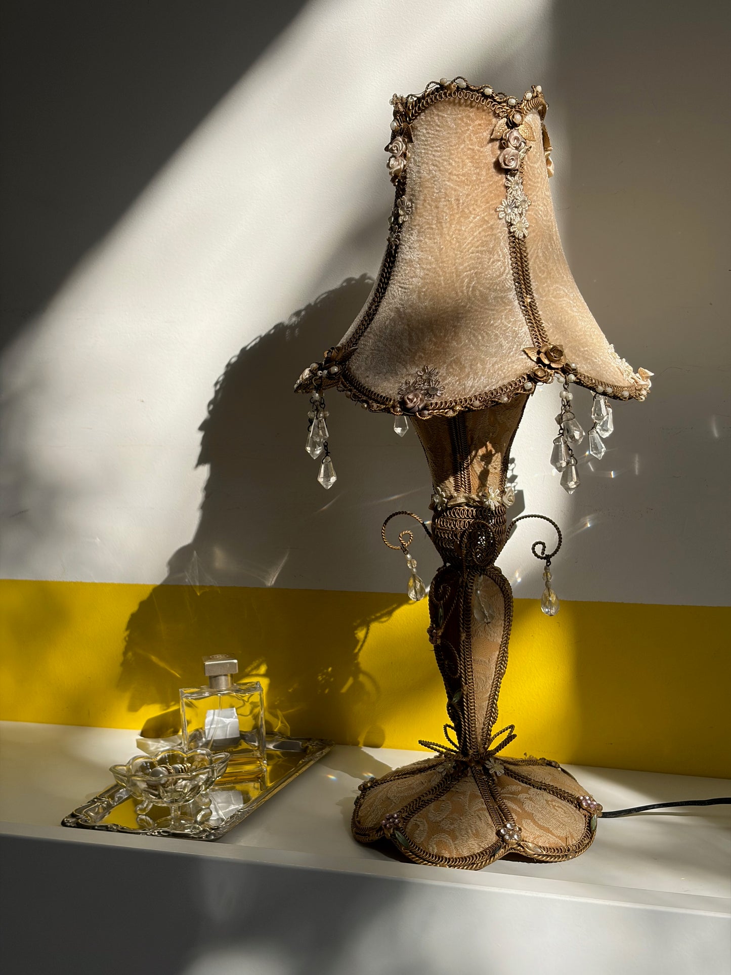 LAMPE DE TABLE LA FÉÉRIQUE TISSU CHAMPAGNE PENDELOQUES CRISTAL | VINTAGE ✨🕯️