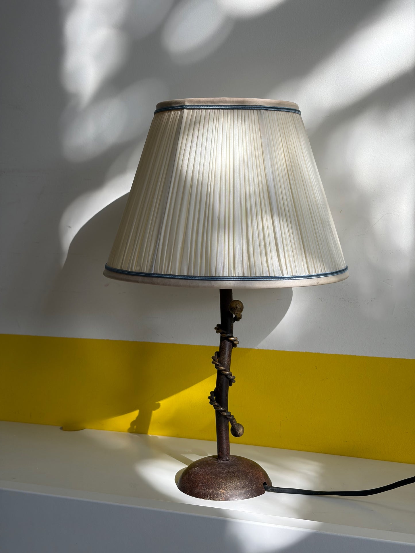 LAMPE DE TABLE FER TORSADÉ ABAT-JOUR PLISSÉ | VINTAGE