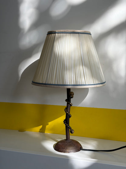 LAMPE DE TABLE FER TORSADÉ ABAT-JOUR PLISSÉ | VINTAGE