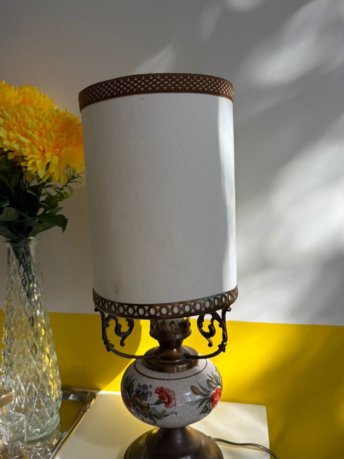 LAMPE DE TABLE CÉRAMIQUE FLORALE ET MÉTAL VINTAGE