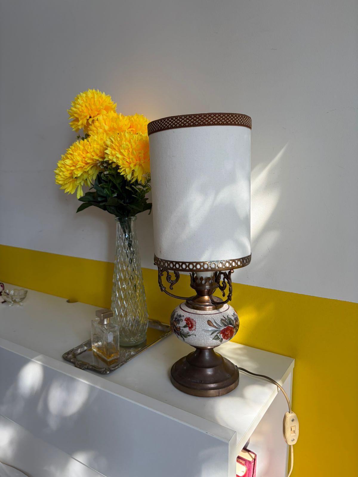 LAMPE DE TABLE CÉRAMIQUE FLORALE ET MÉTAL VINTAGE