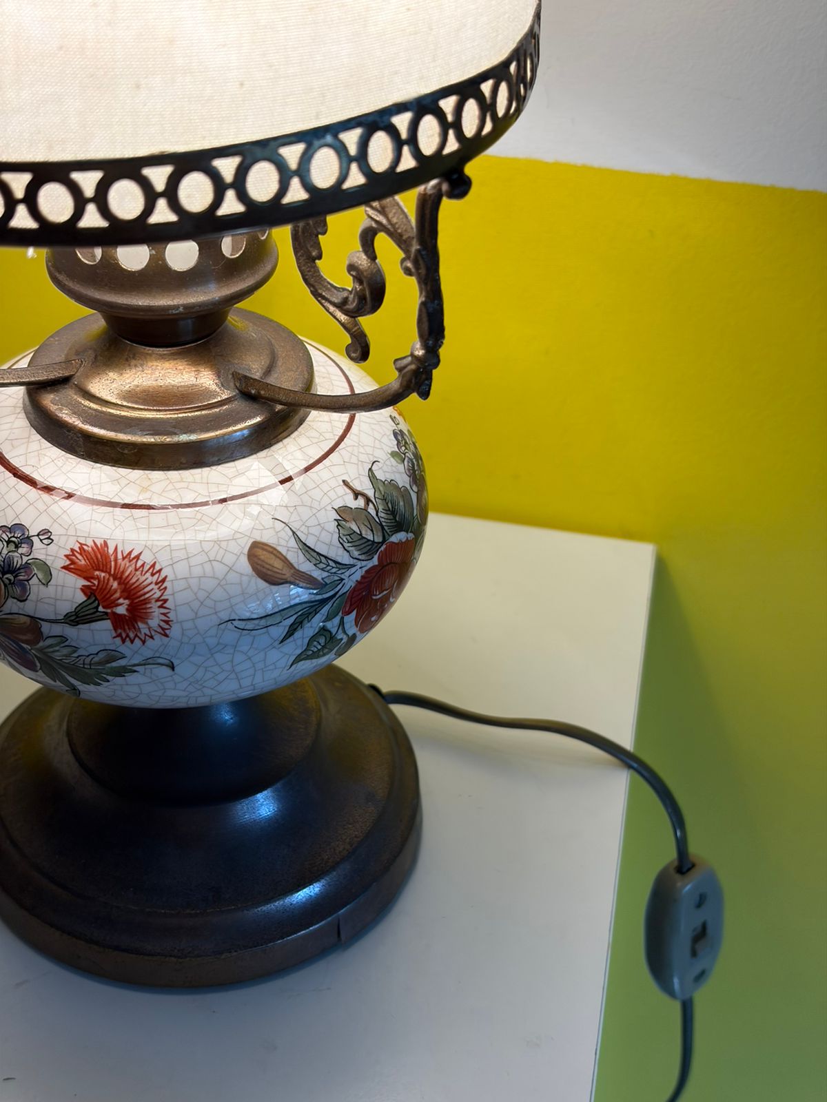 LAMPE DE TABLE CÉRAMIQUE FLORALE ET MÉTAL VINTAGE