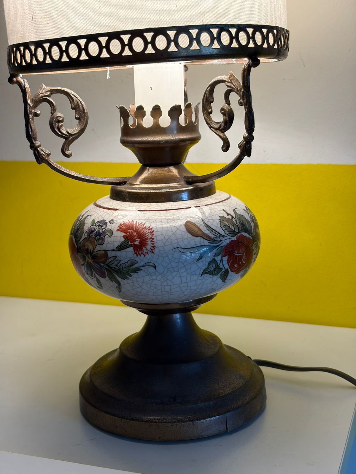 LAMPE DE TABLE CÉRAMIQUE FLORALE ET MÉTAL VINTAGE